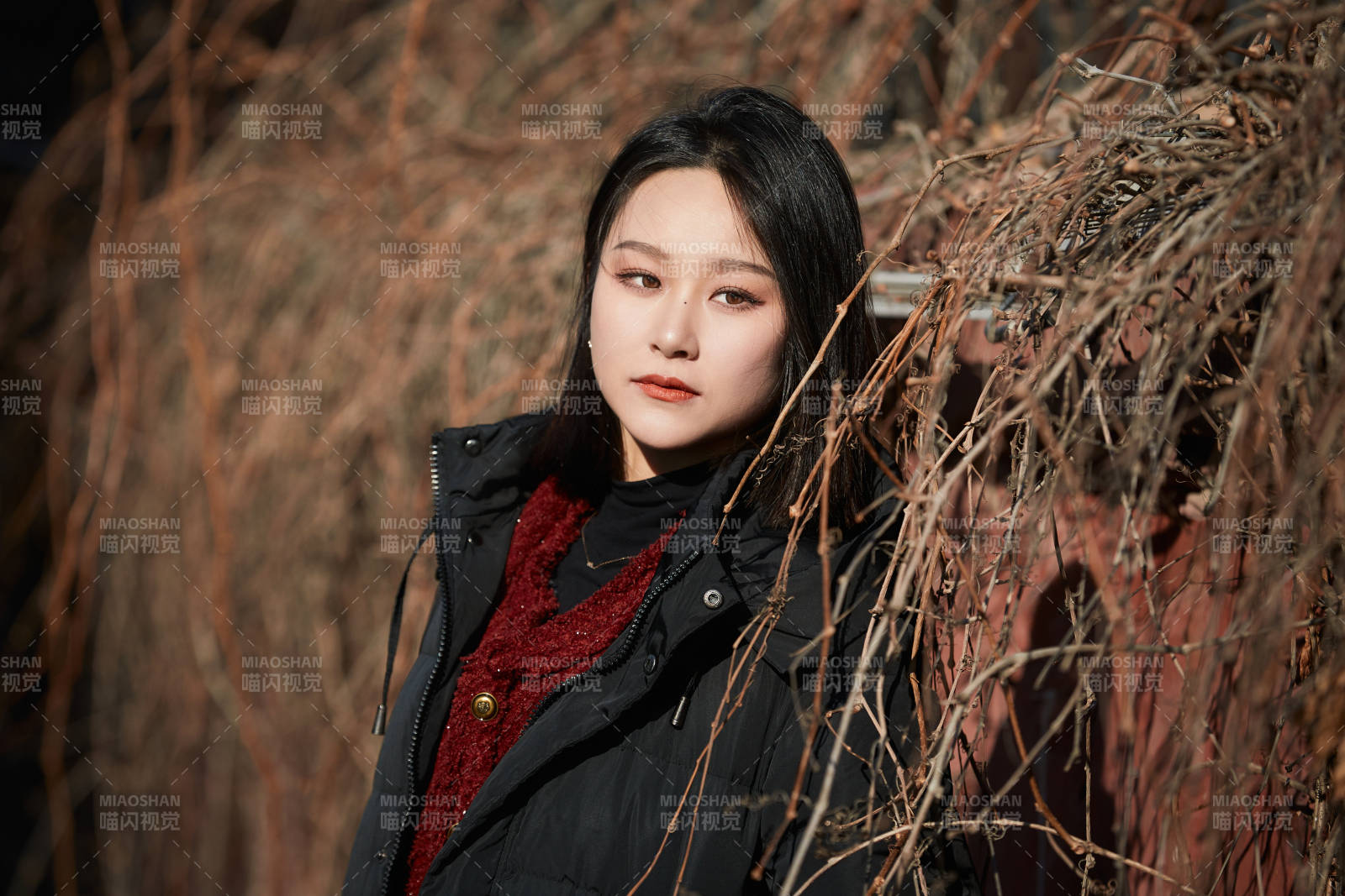 除夕在户外公园游玩的亚洲少女图片