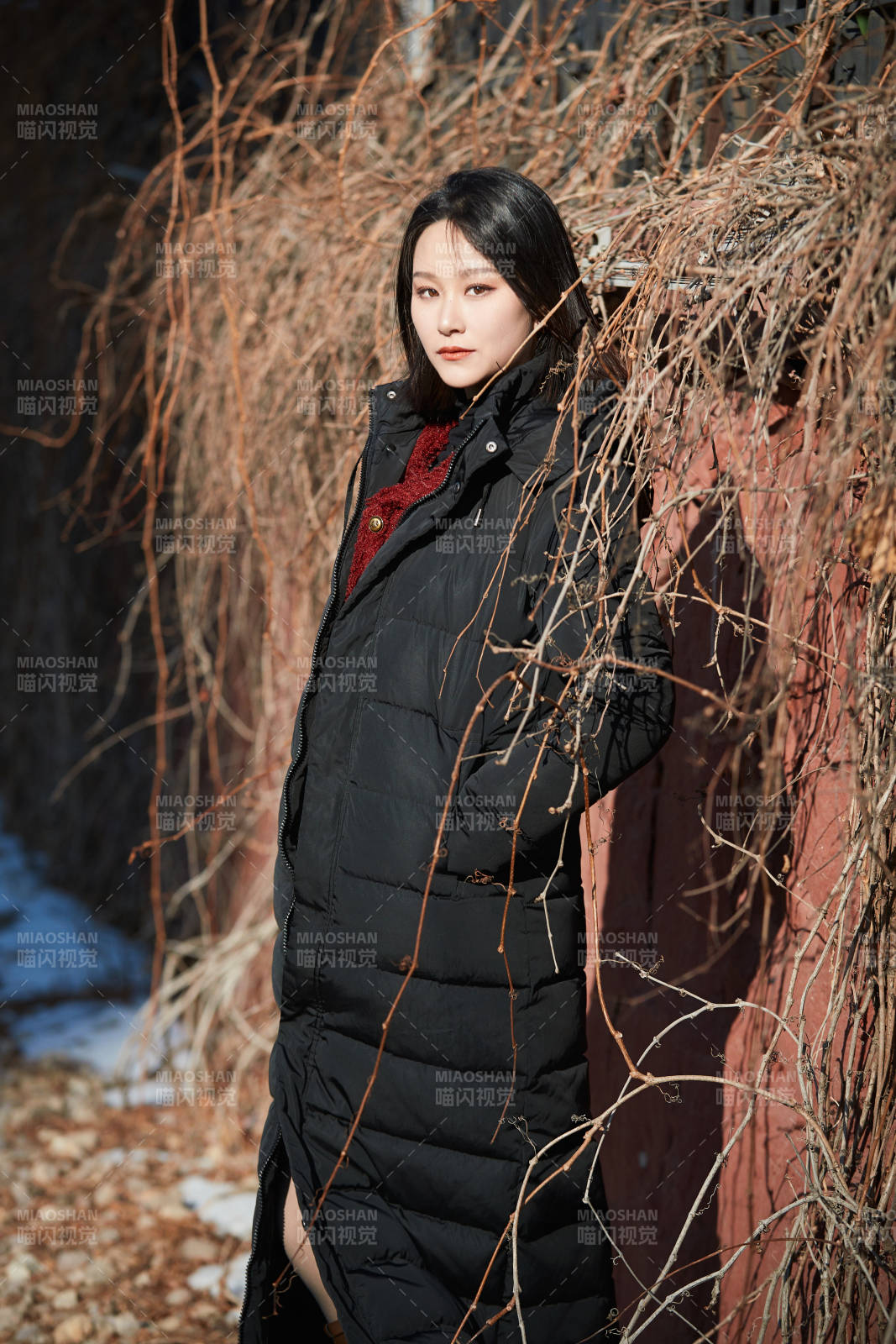 除夕在户外公园游玩的亚洲少女图片