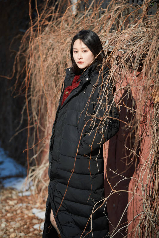 除夕在户外公园游玩的亚洲少女图片