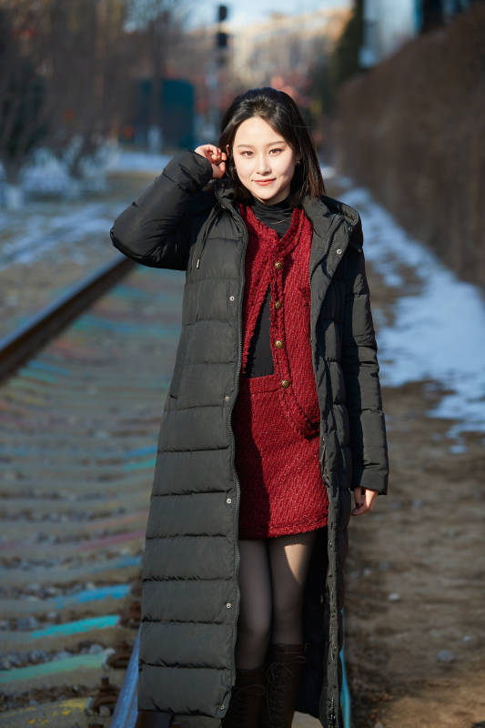 除夕在户外公园游玩的亚洲少女图片