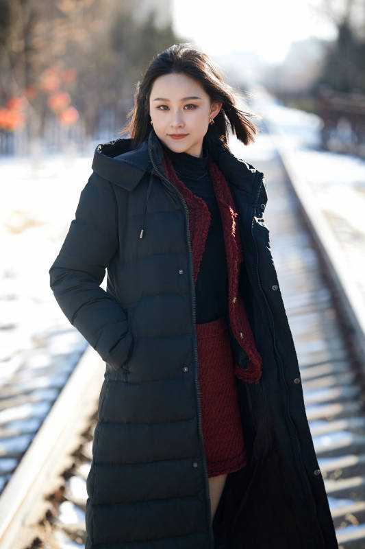 除夕在户外公园游玩的亚洲少女图片