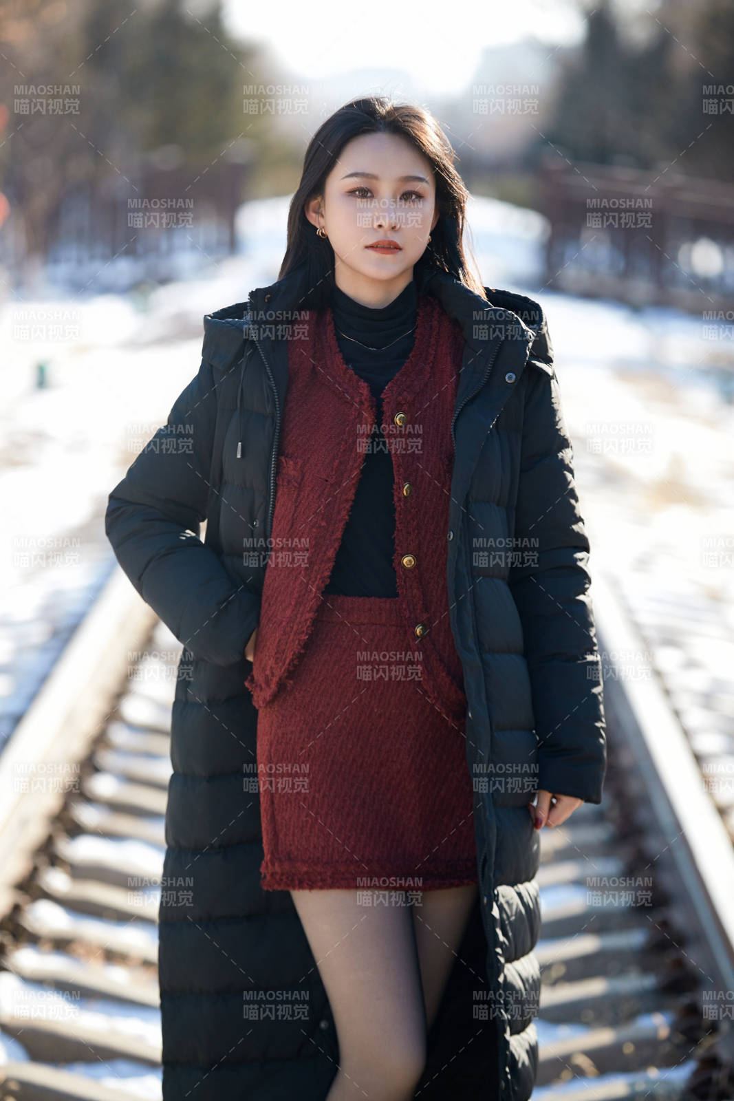 除夕在户外公园游玩的亚洲少女图片