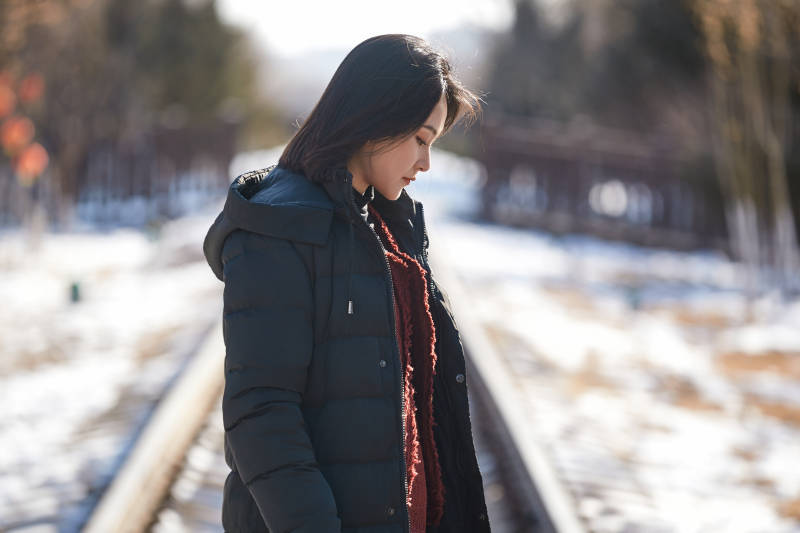 除夕在户外公园游玩的亚洲少女图片