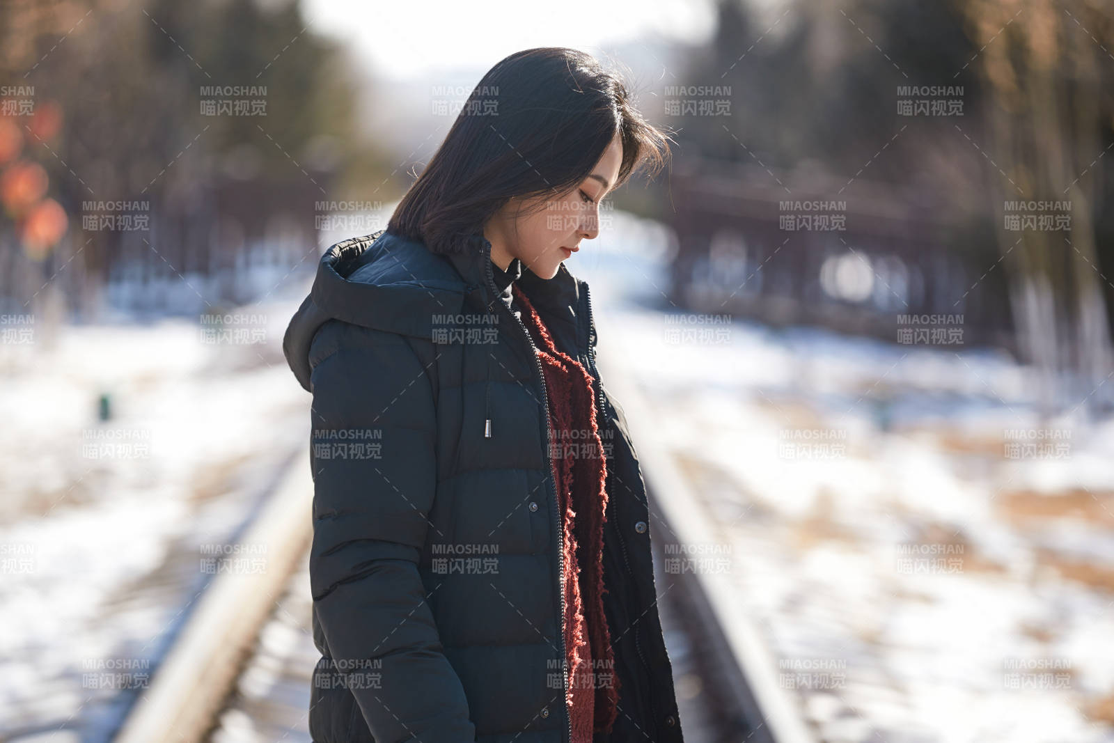 除夕在户外公园游玩的亚洲少女图片