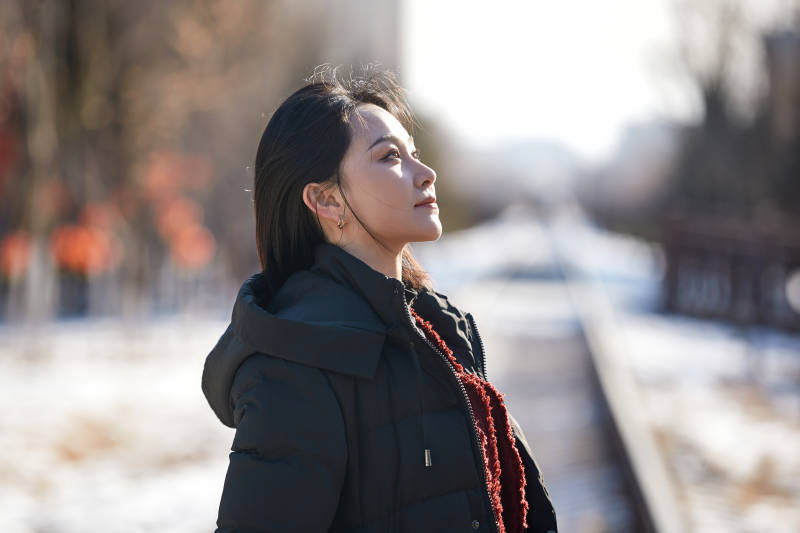 除夕在户外公园游玩的亚洲少女图片