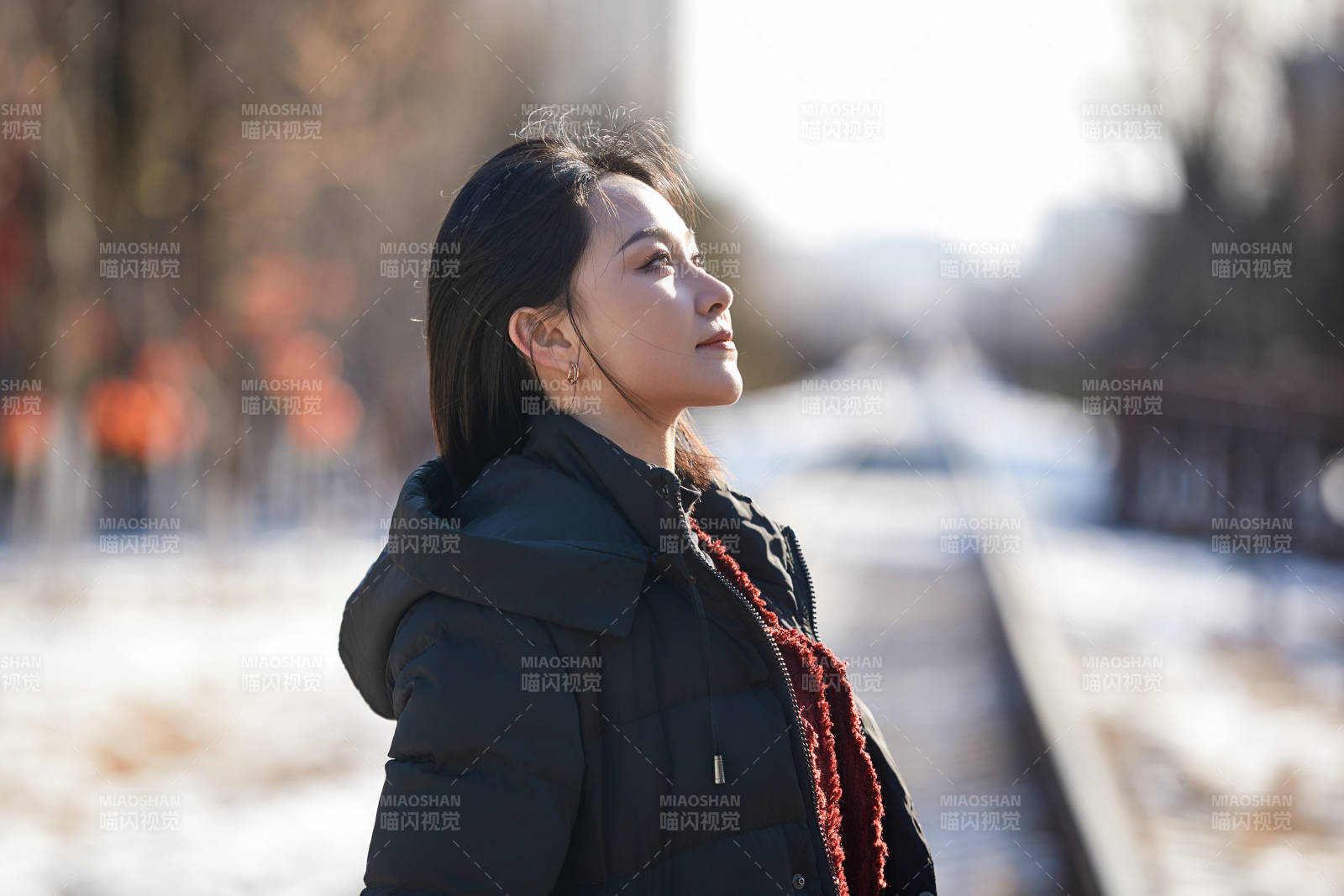 除夕在户外公园游玩的亚洲少女图片