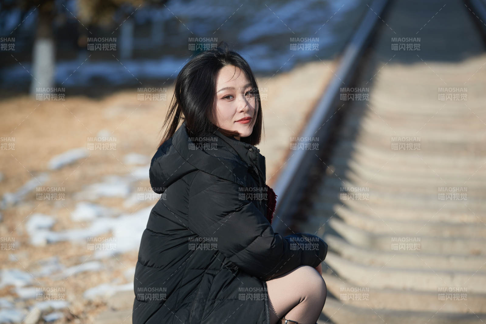 除夕在户外公园游玩的亚洲少女图片