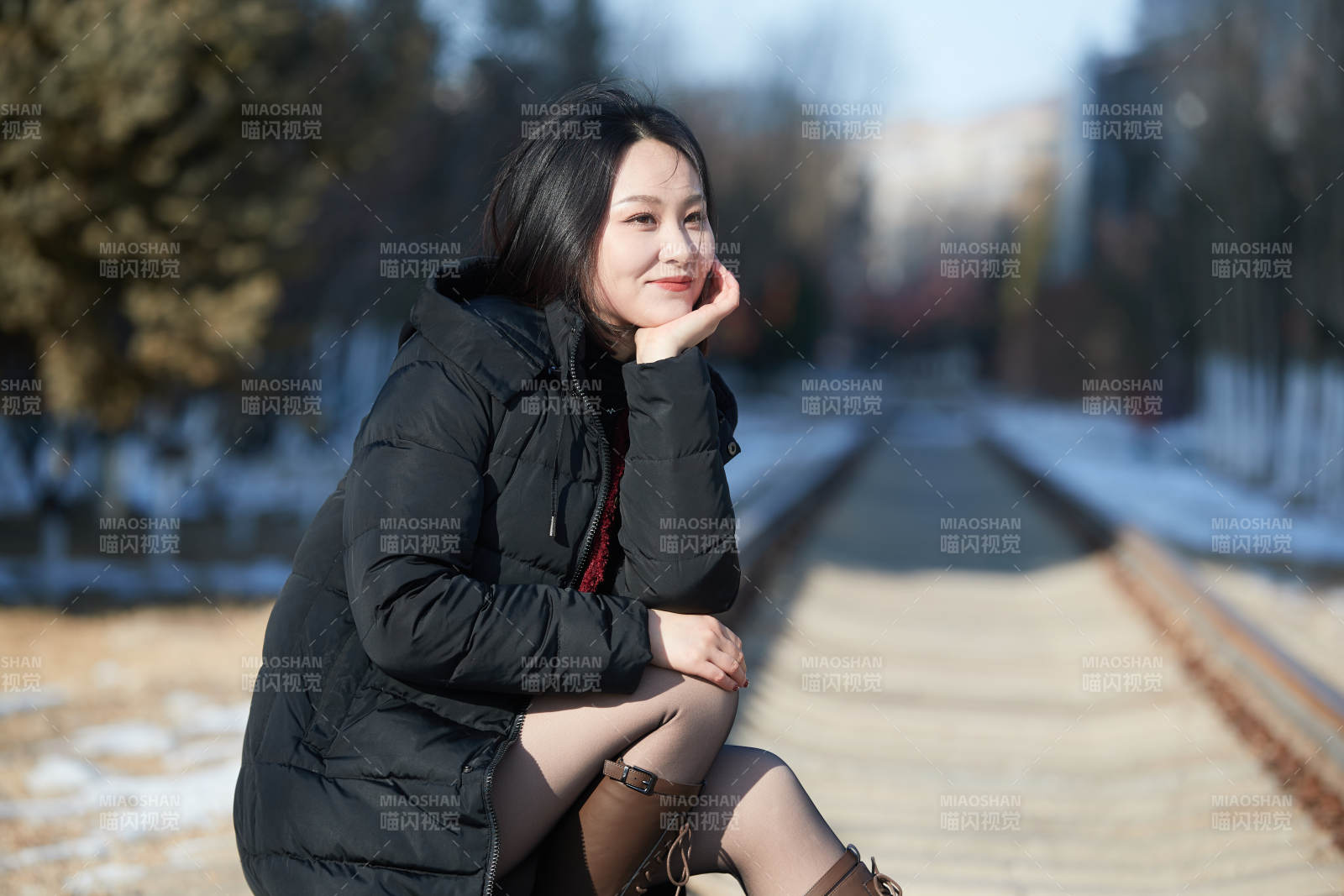 除夕在户外公园游玩的亚洲少女图片