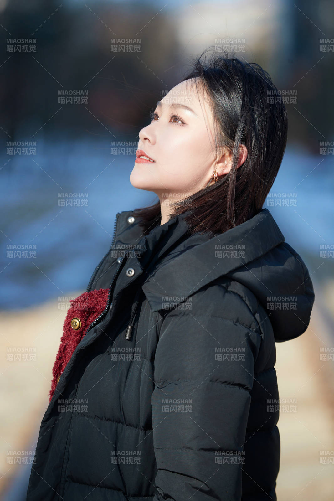 除夕在户外公园游玩的亚洲少女图片