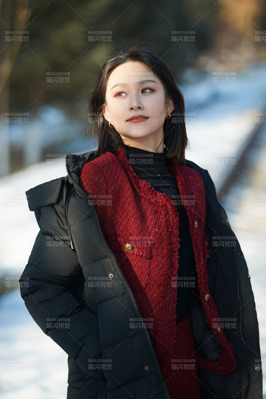 除夕在户外公园游玩的亚洲少女图片