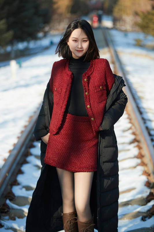 除夕在户外公园游玩的亚洲少女图片