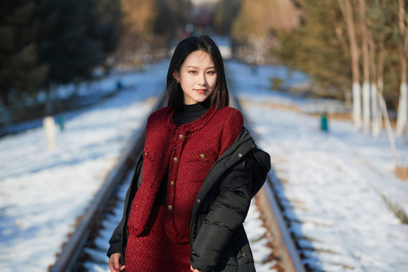 除夕在户外公园游玩的亚洲少女图片