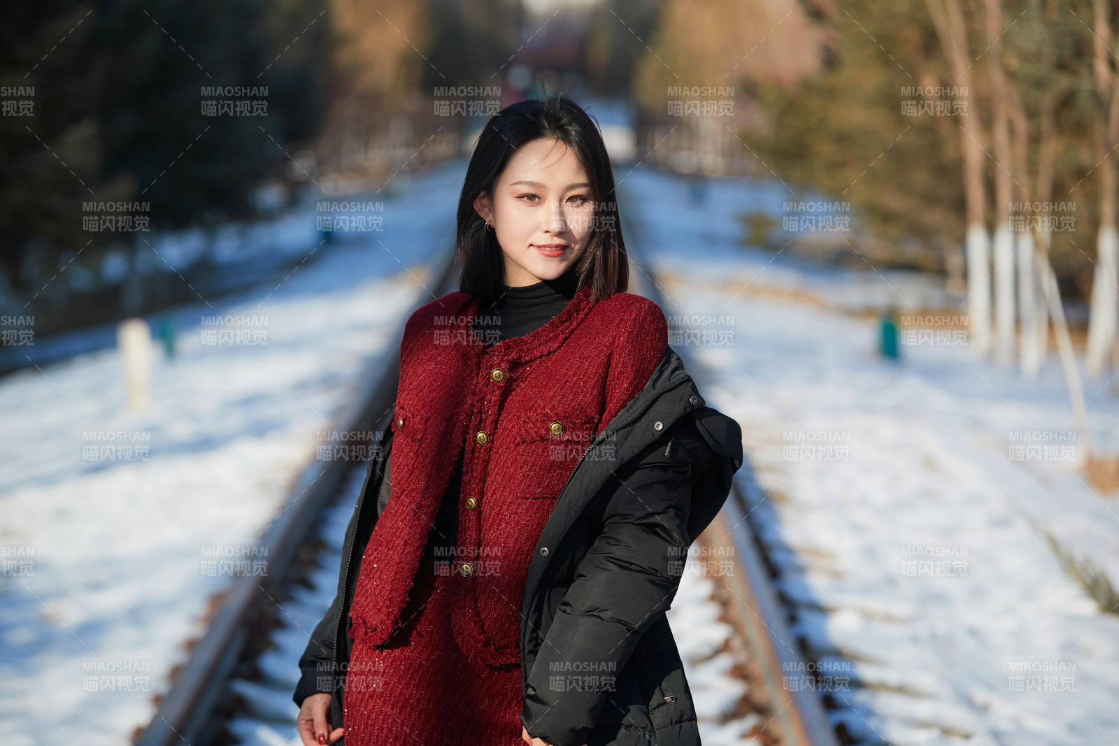 除夕在户外公园游玩的亚洲少女图片