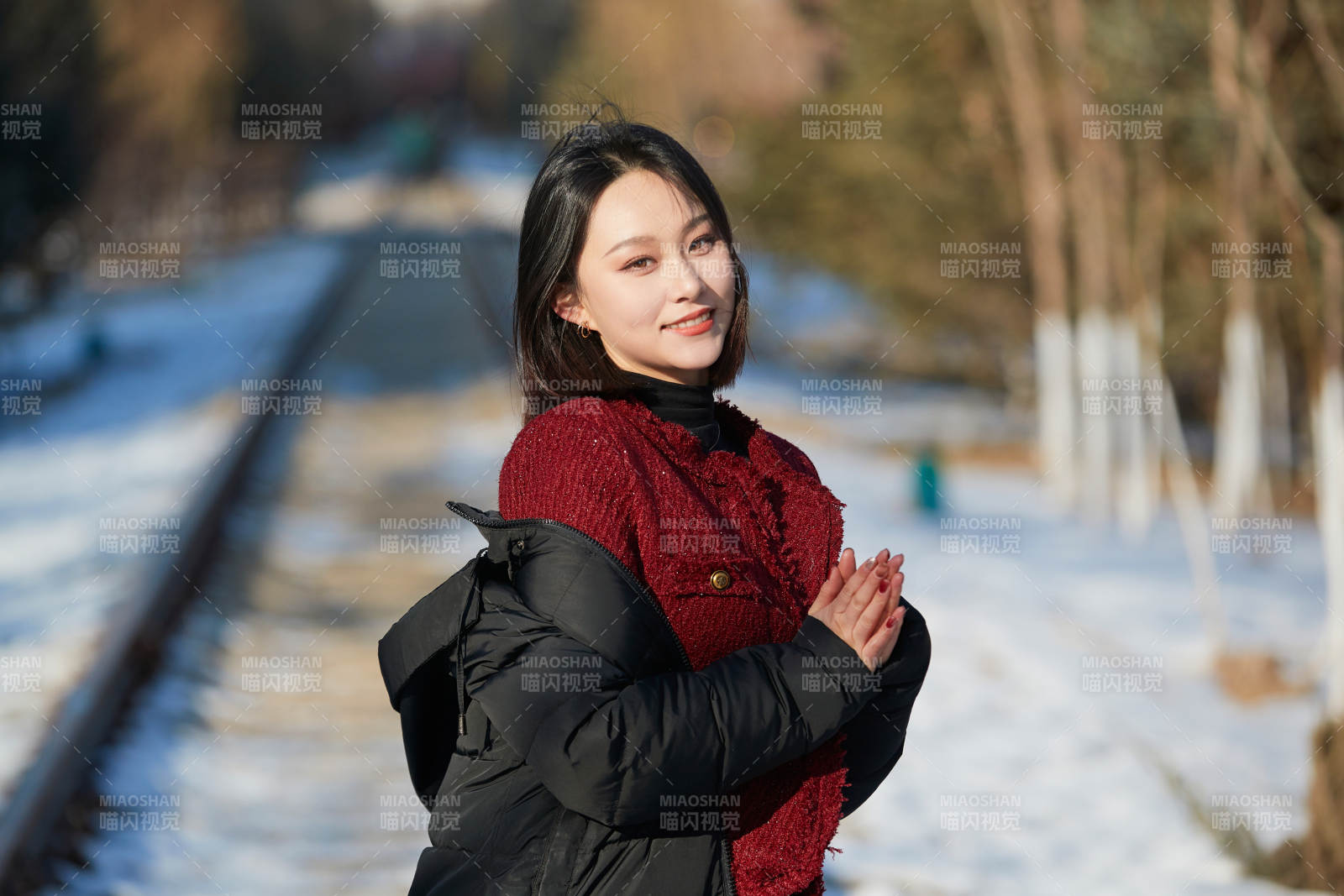 除夕在户外公园游玩的亚洲少女图片