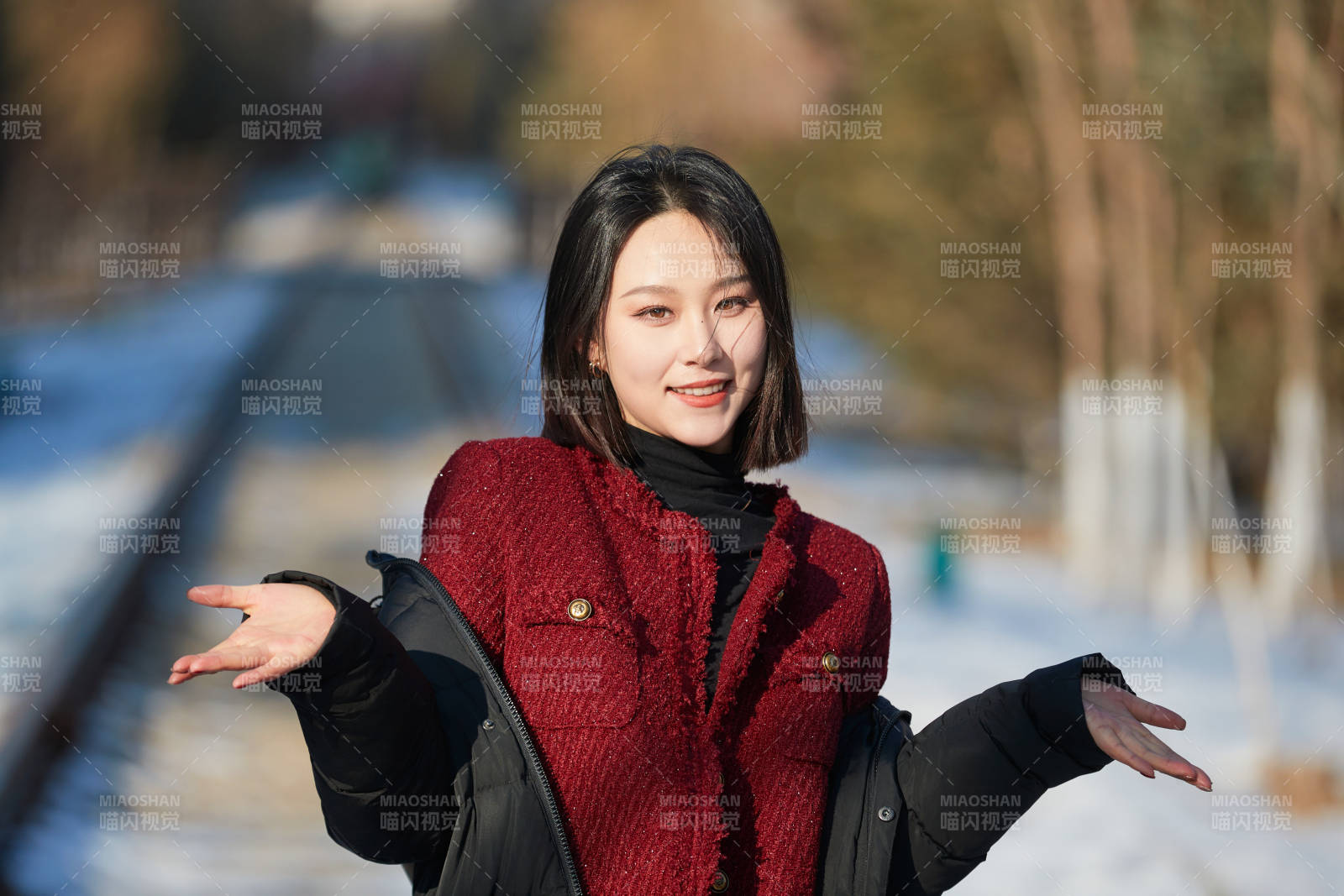 除夕在户外公园游玩的亚洲少女图片