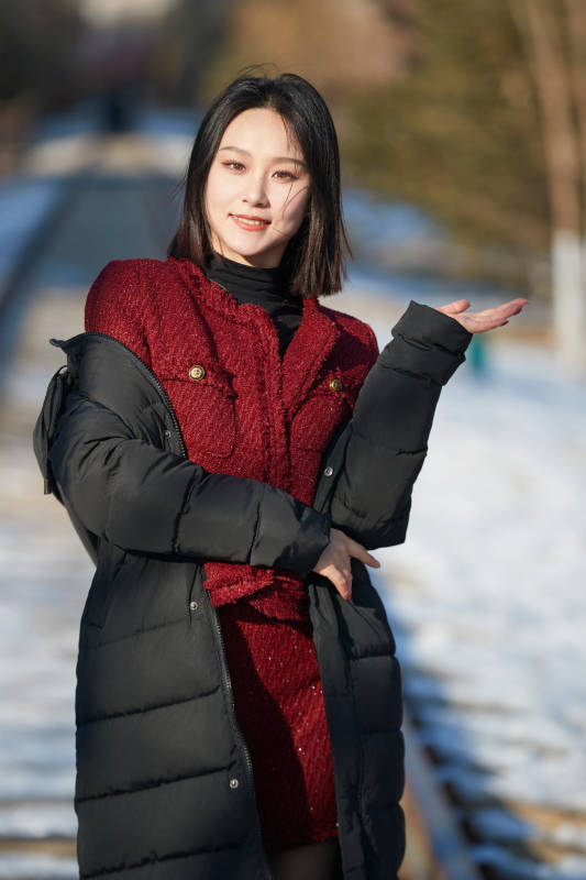 除夕在户外公园游玩的亚洲少女图片