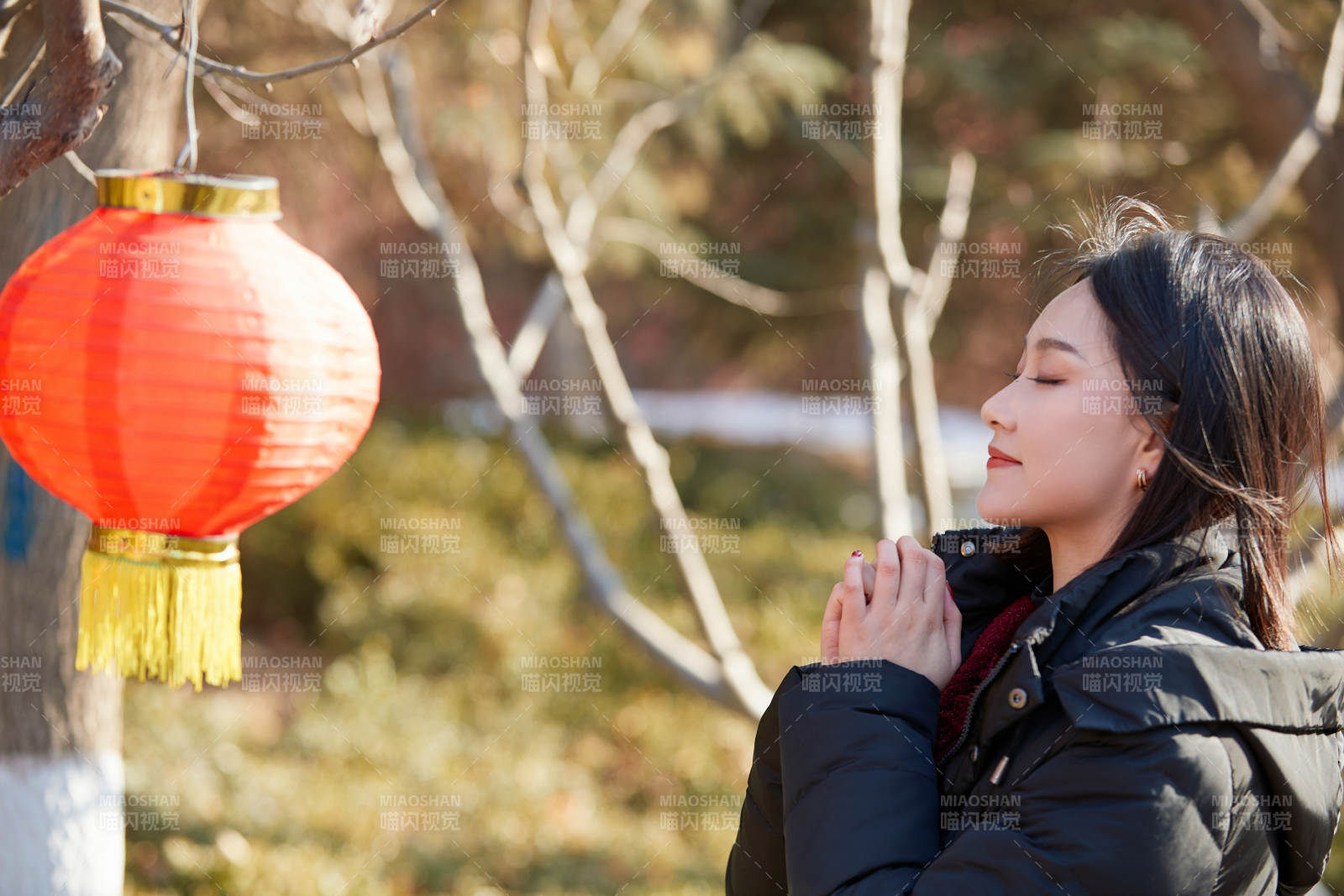 除夕在户外公园游玩的亚洲少女图片