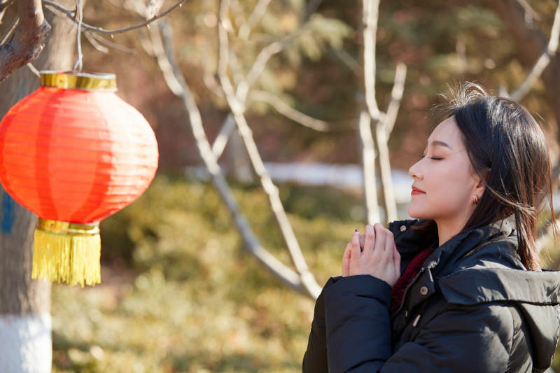 除夕在户外公园游玩的亚洲少女图片