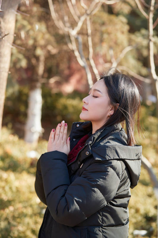 除夕在户外公园游玩的亚洲少女图片