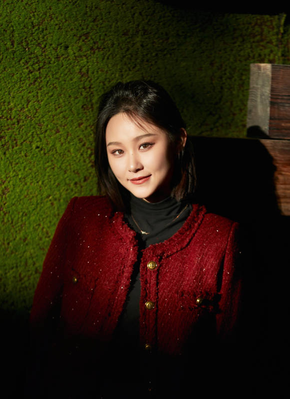 商场里午后阳光照射下的美少女图片