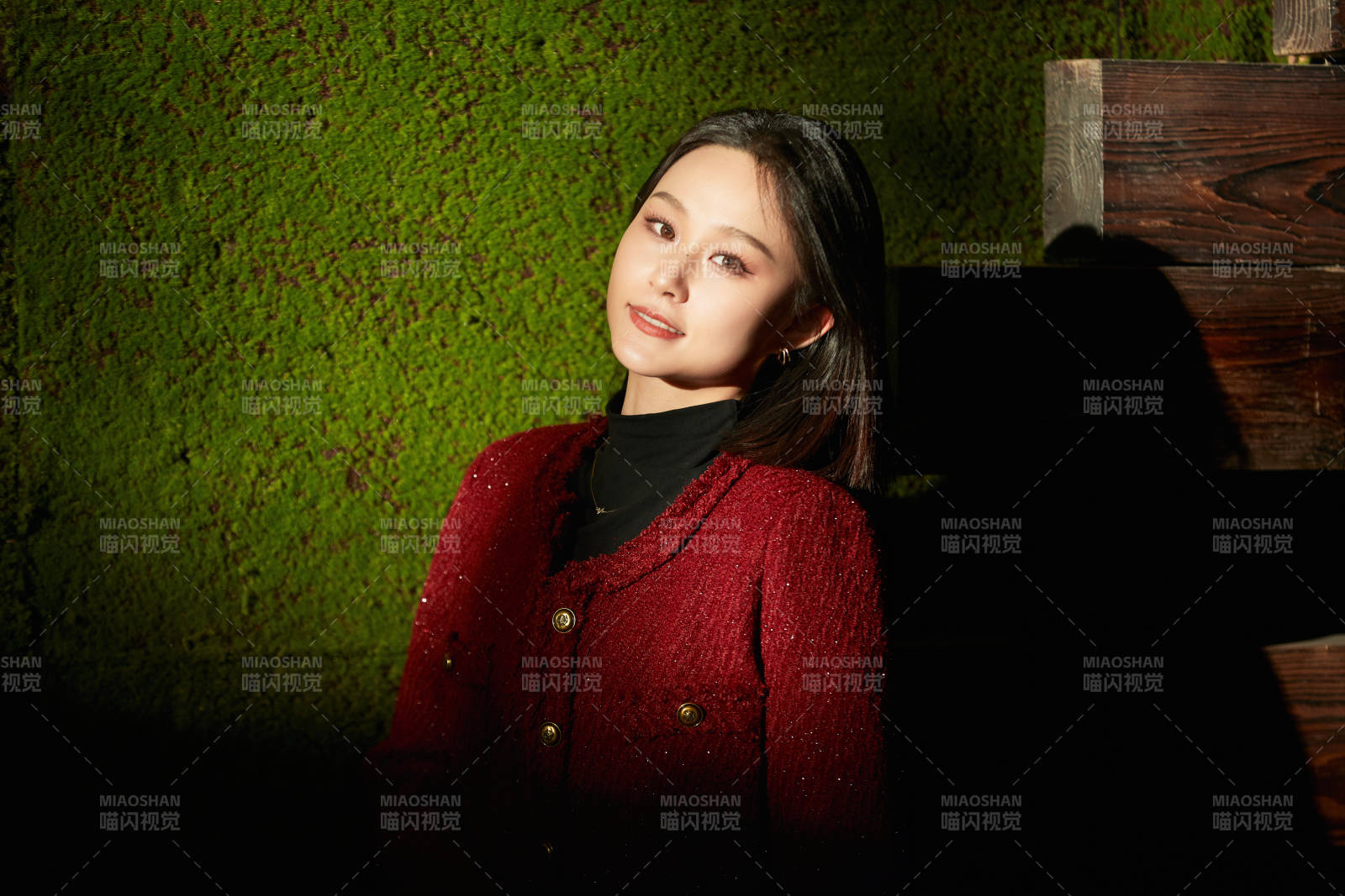 商场里午后阳光照射下的美少女图片