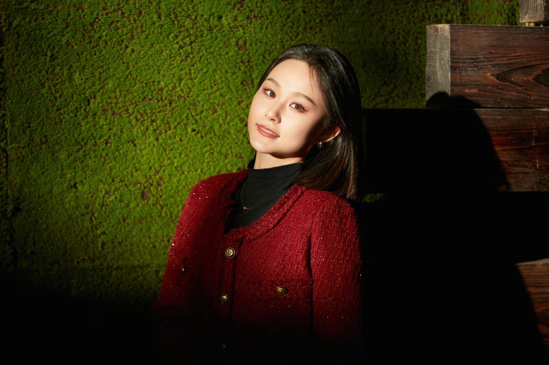 商场里午后阳光照射下的美少女图片