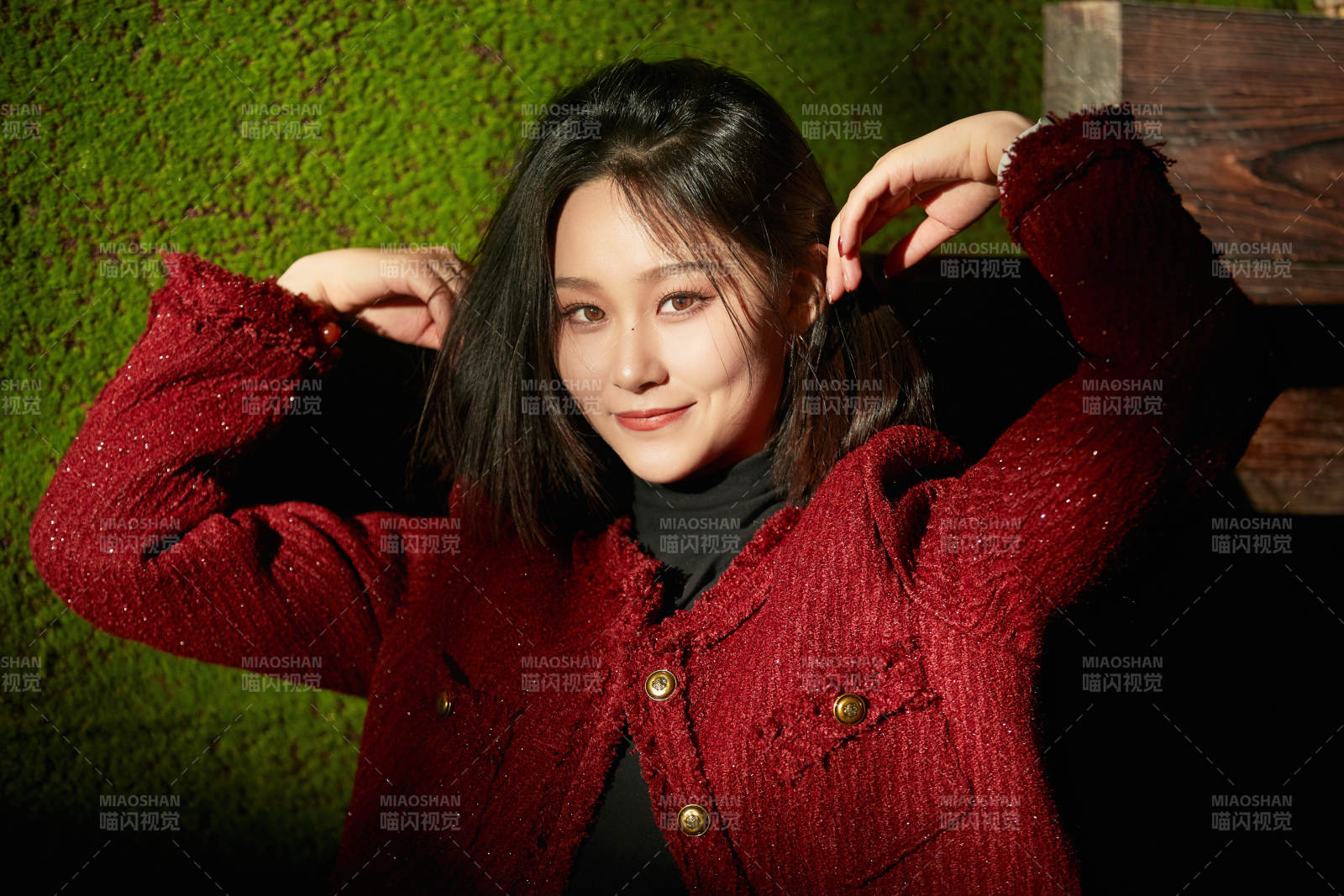 商场里午后阳光照射下的美少女图片