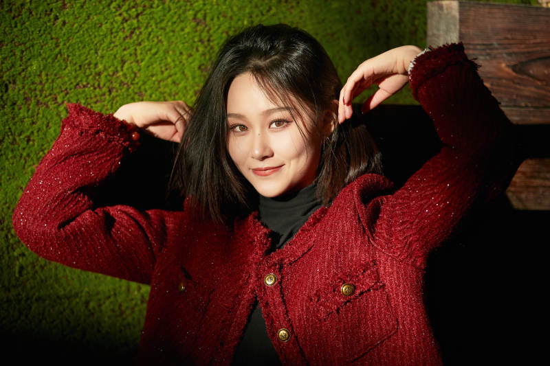 商场里午后阳光照射下的美少女图片