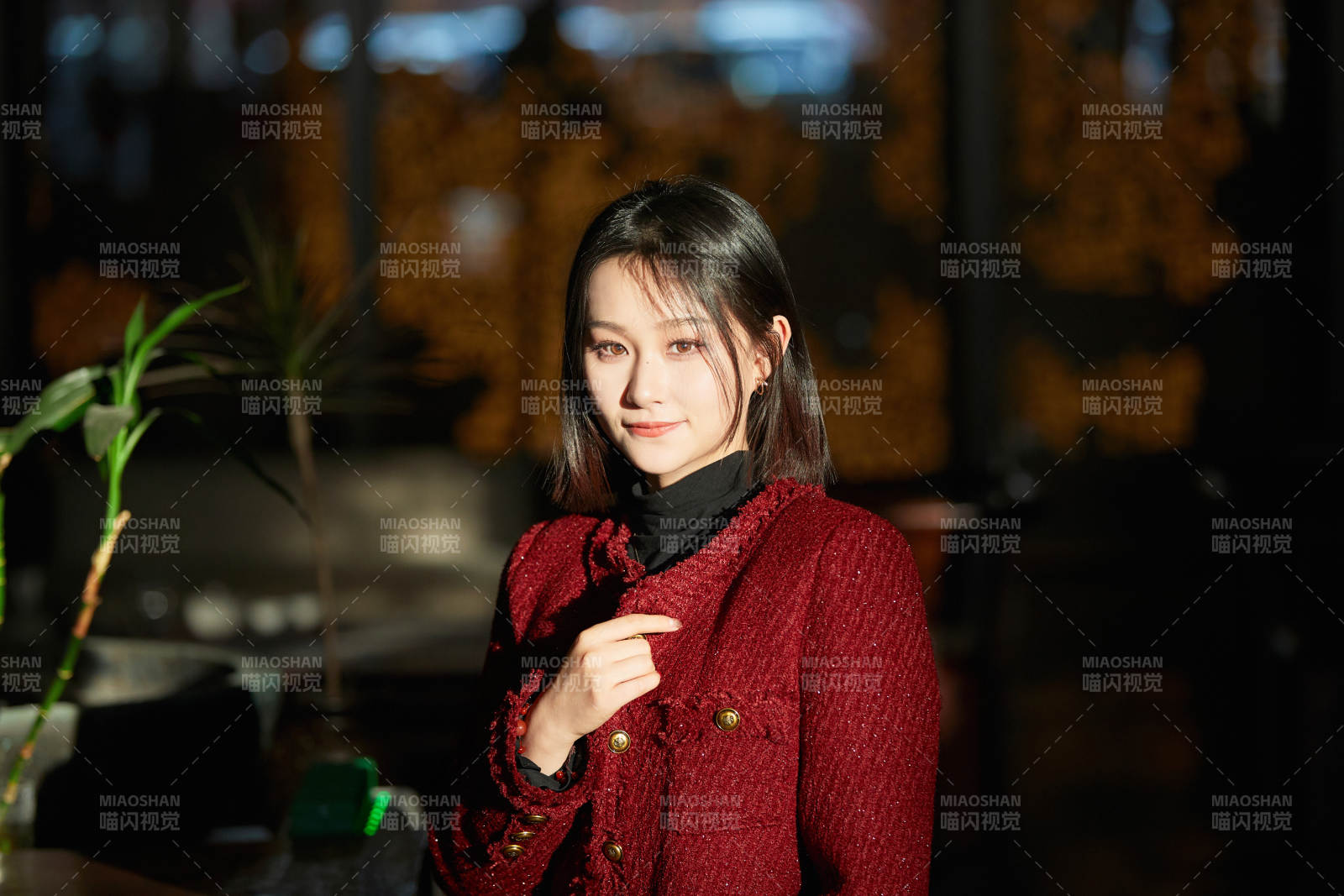 商场里午后阳光照射下的美少女图片