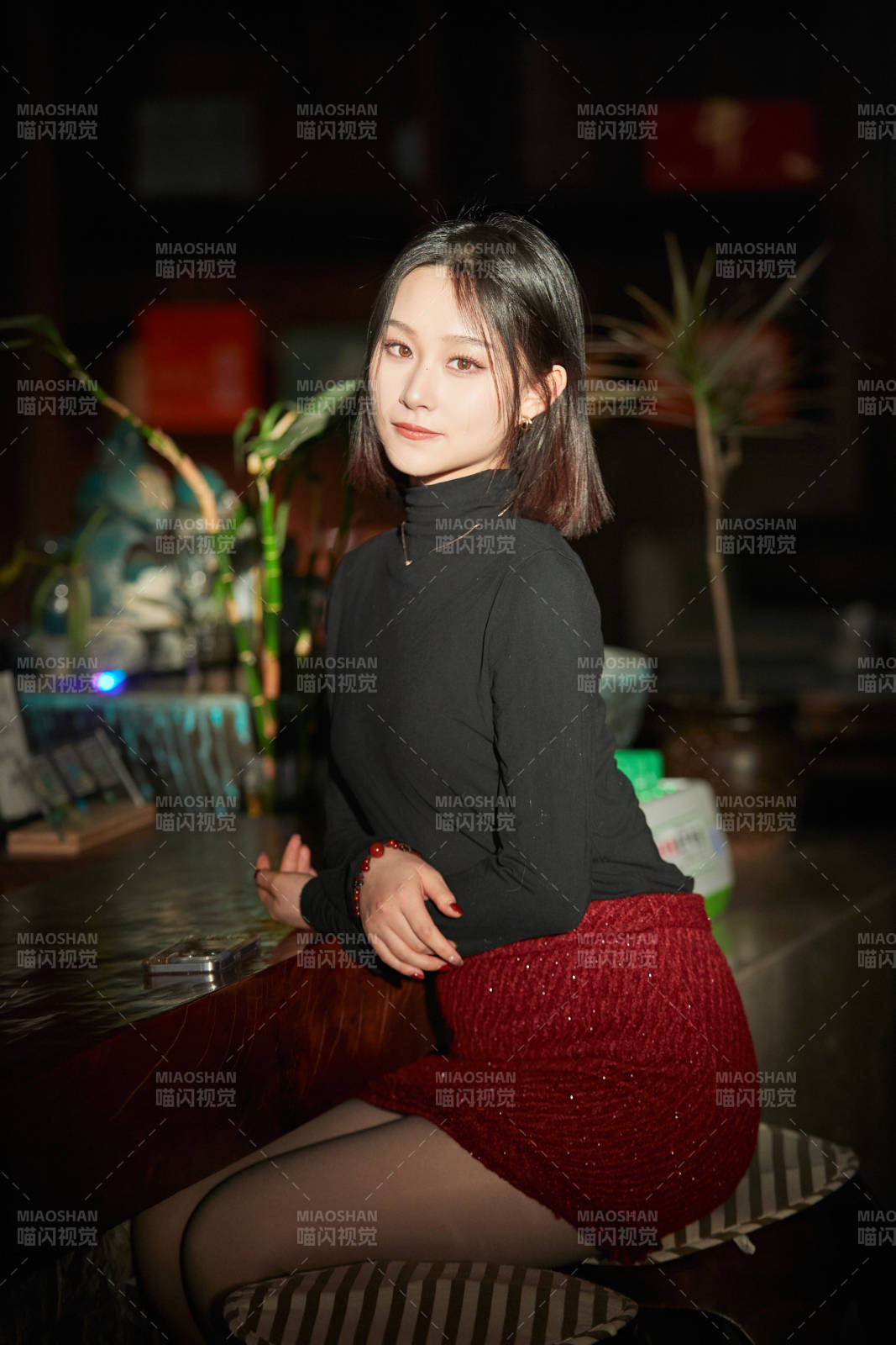 商场里午后阳光照射下的美少女图片