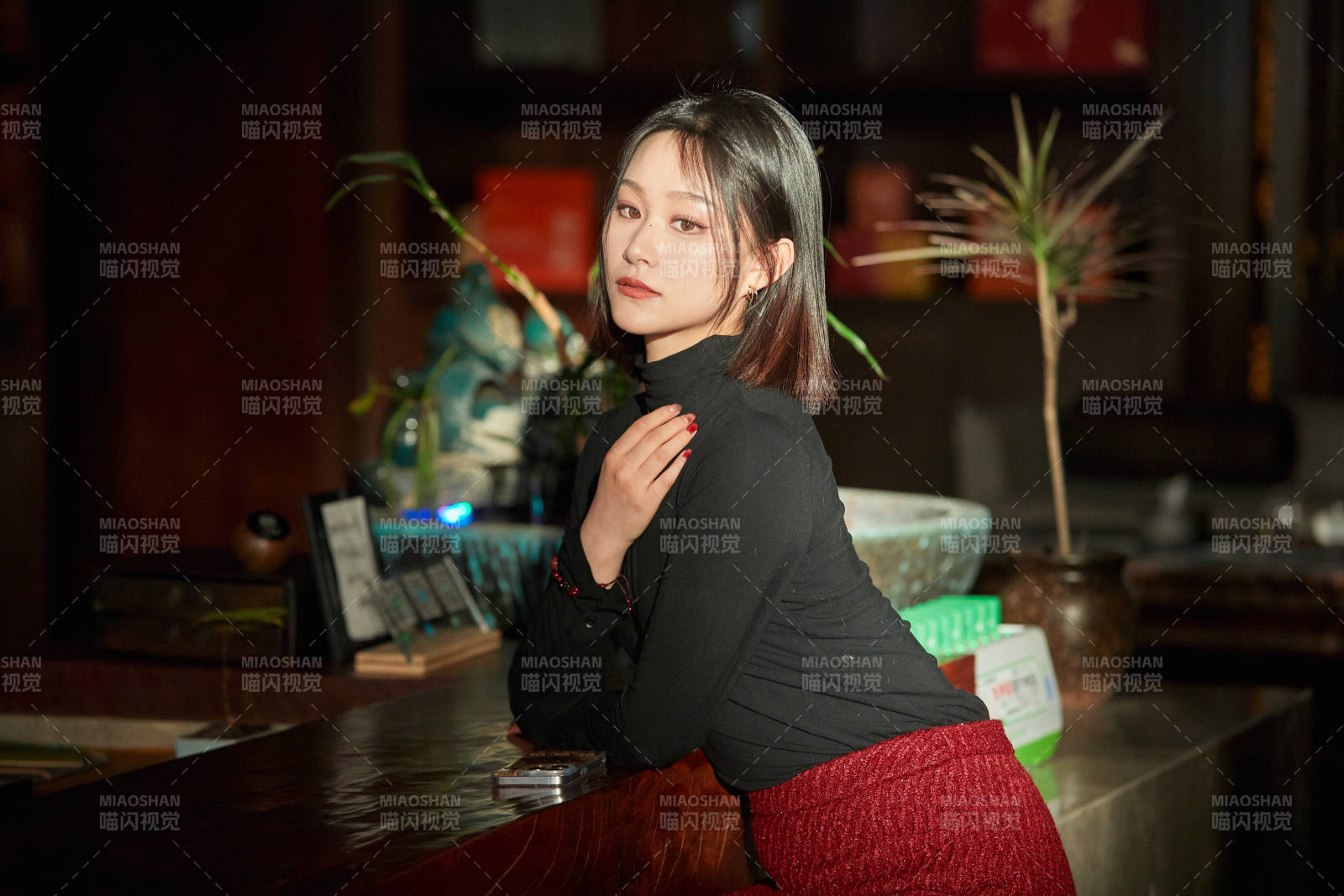 商场里午后阳光照射下的美少女图片