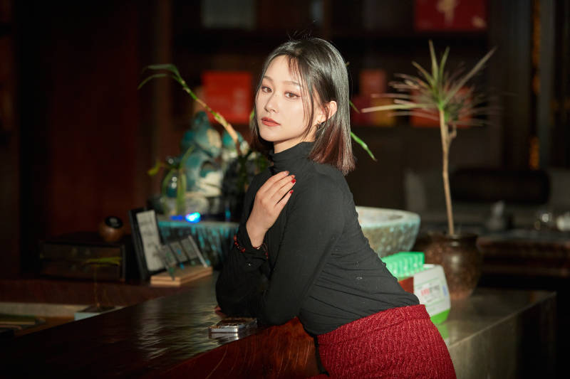 商场里午后阳光照射下的美少女图片