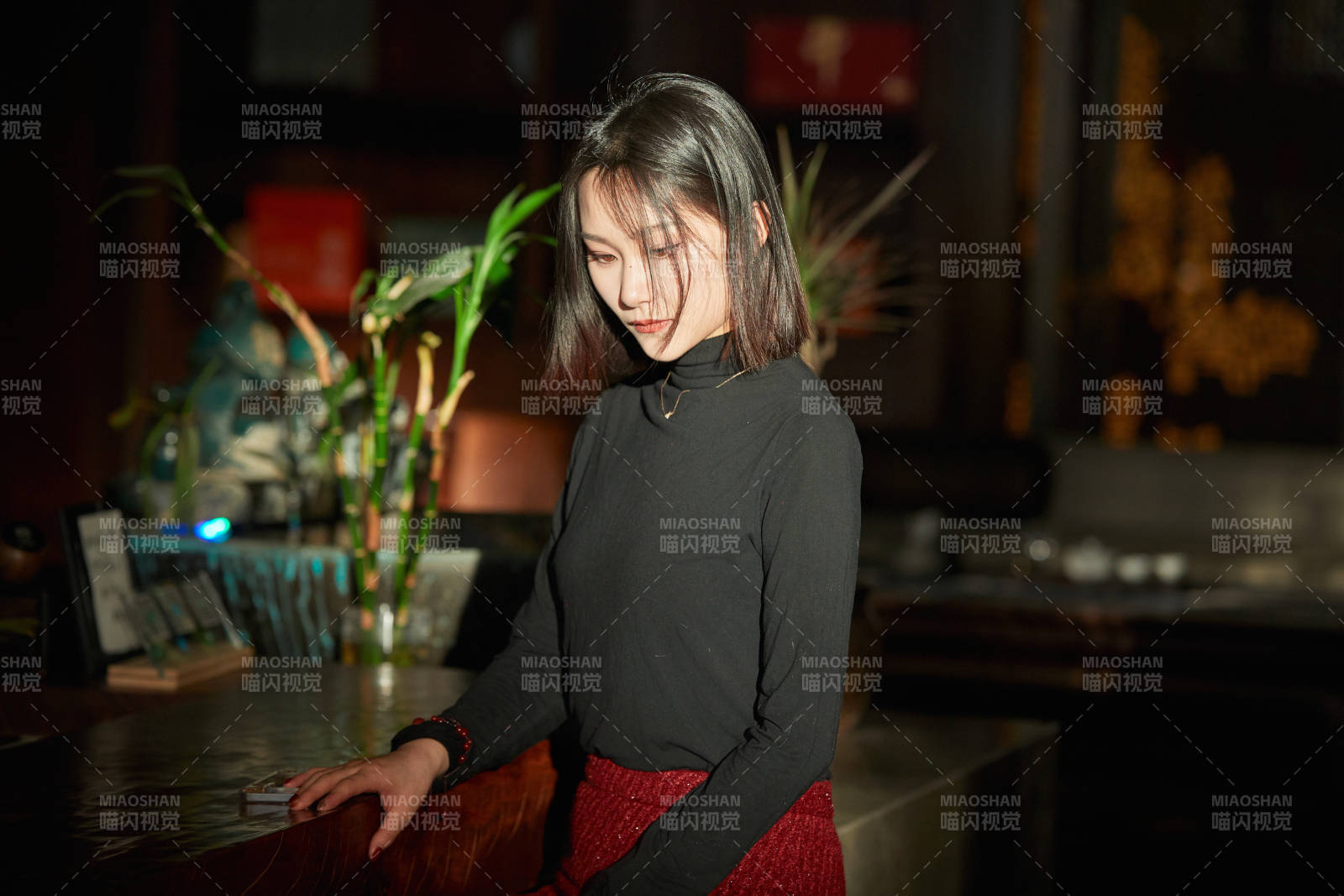 商场里午后阳光照射下的美少女图片