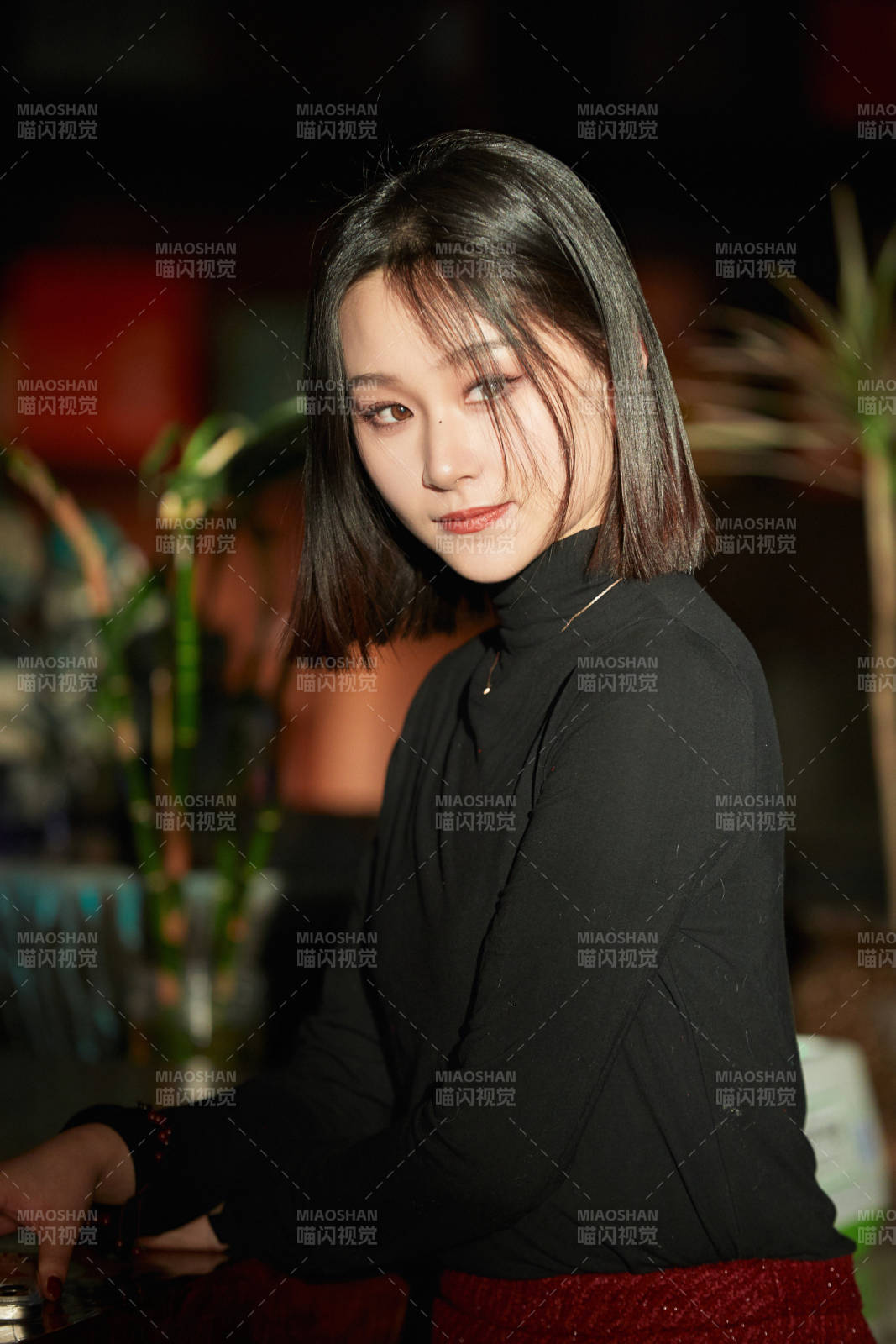 商场里午后阳光照射下的美少女图片