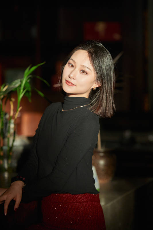 商场里午后阳光照射下的美少女图片