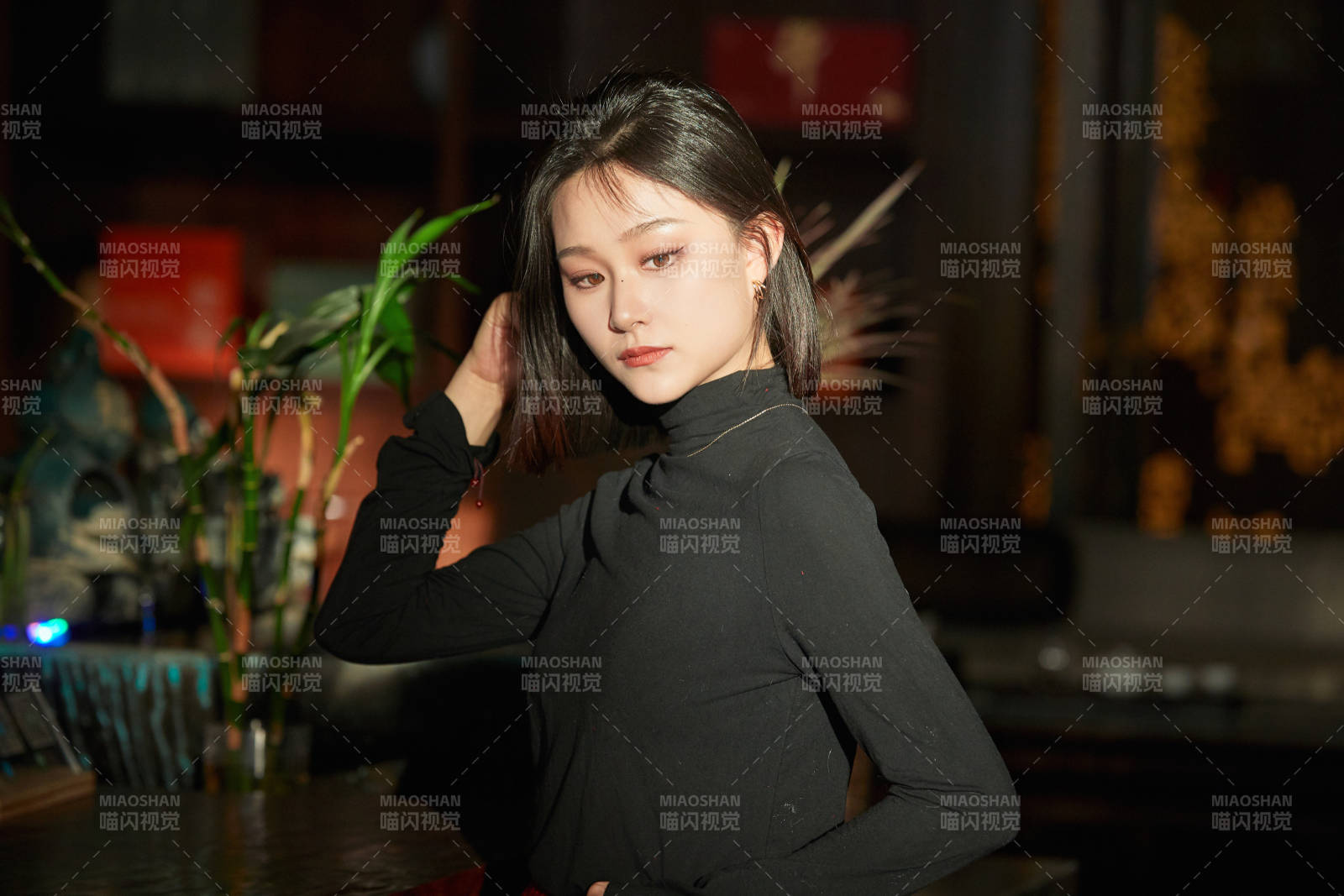 商场里午后阳光照射下的美少女图片