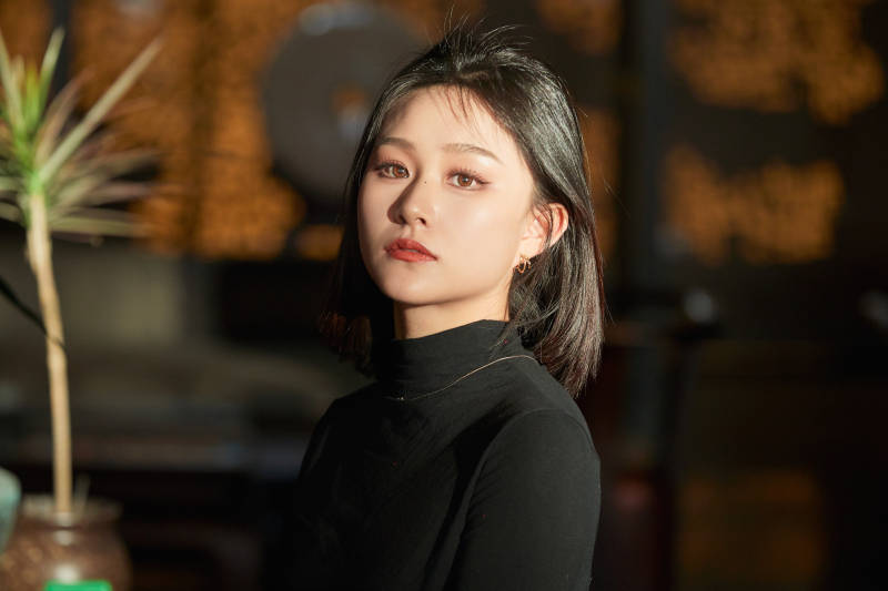 商场里午后阳光照射下的美少女图片