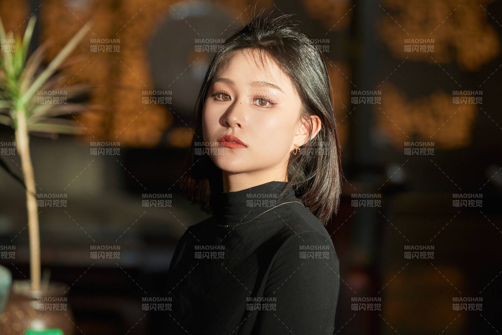 商场里午后阳光照射下的美少女图片