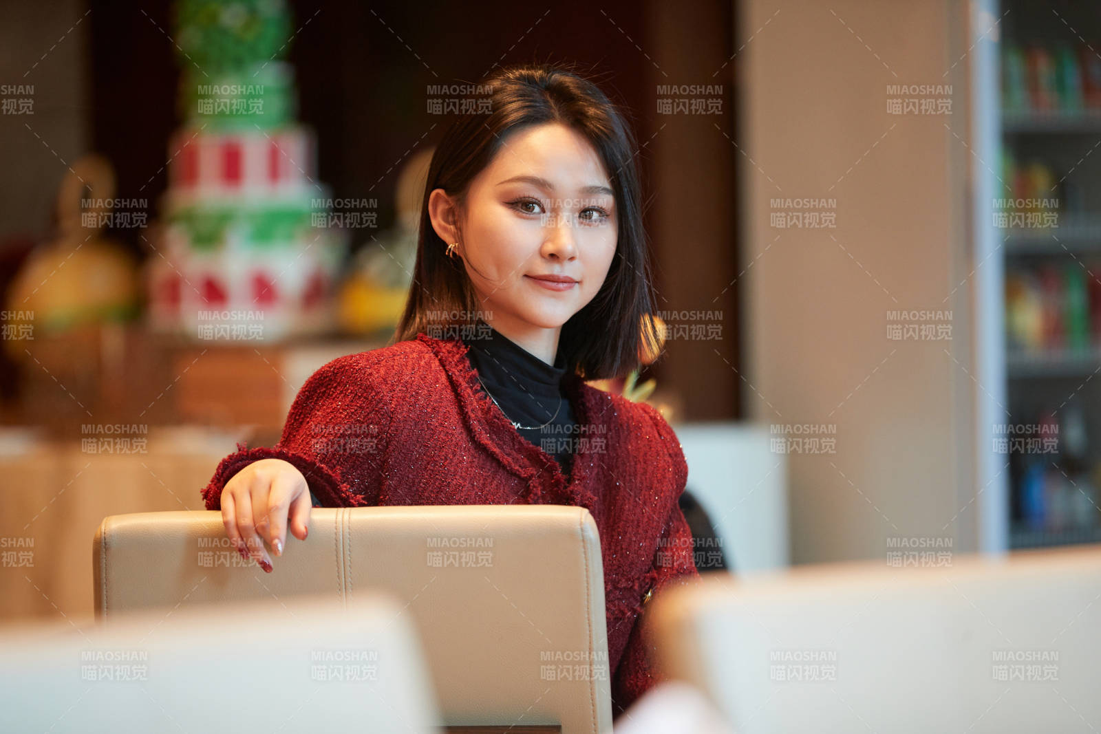 除夕在酒店餐厅庆祝新春的亚洲少女图片