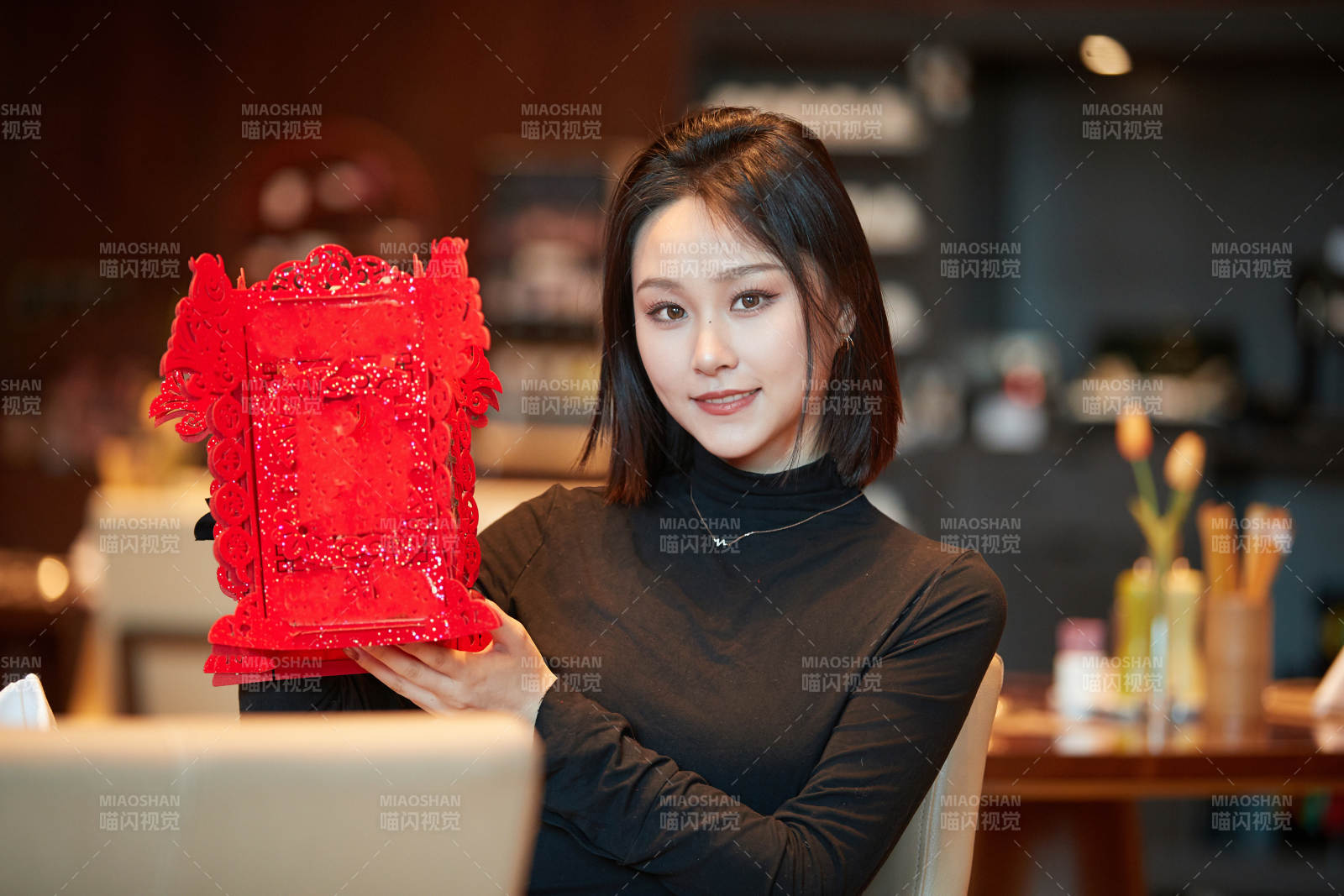 除夕在酒店餐厅庆祝新春的亚洲少女图片