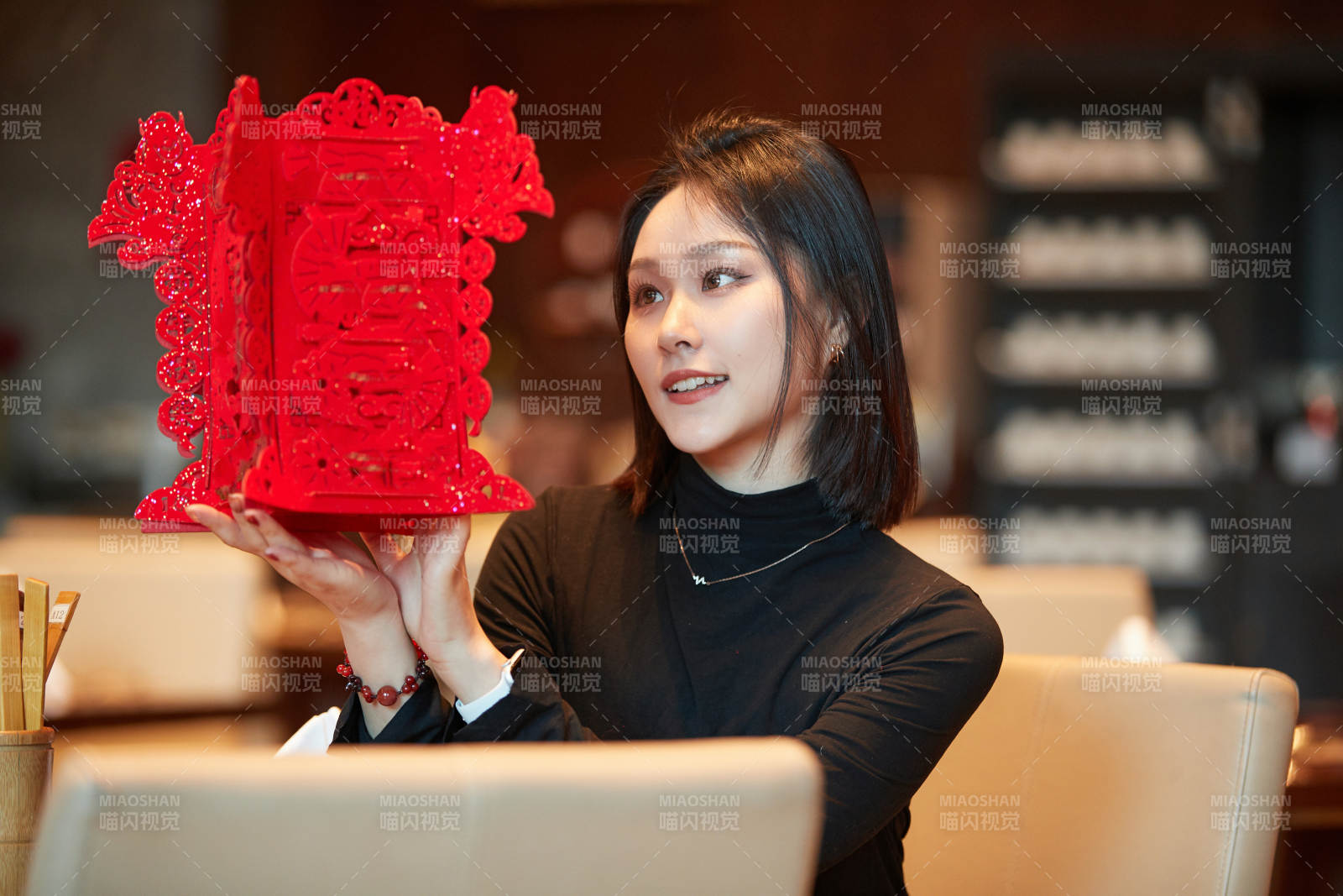 除夕在酒店餐厅庆祝新春的亚洲少女图片