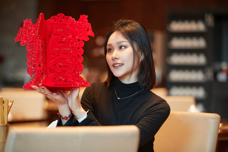 除夕在酒店餐厅庆祝新春的亚洲少女图片