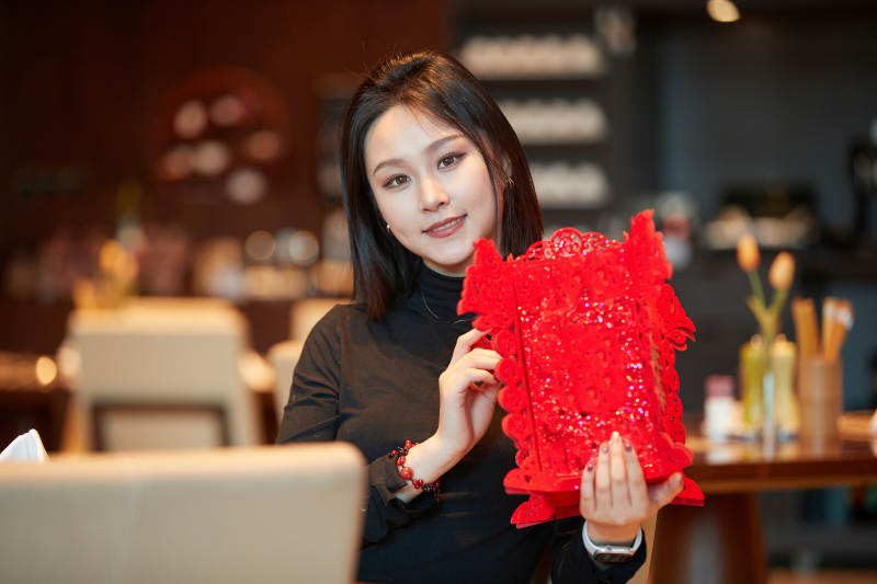 除夕在酒店餐厅庆祝新春的亚洲少女图片