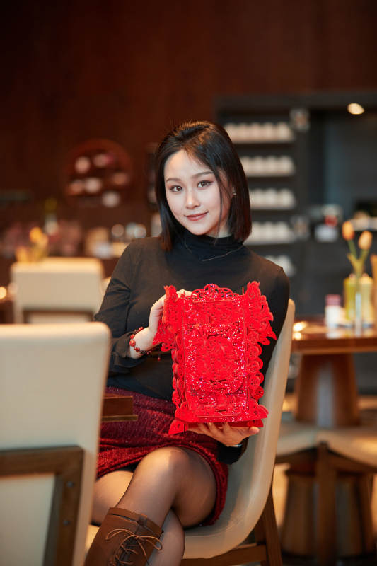 除夕在酒店餐厅庆祝新春的亚洲少女图片