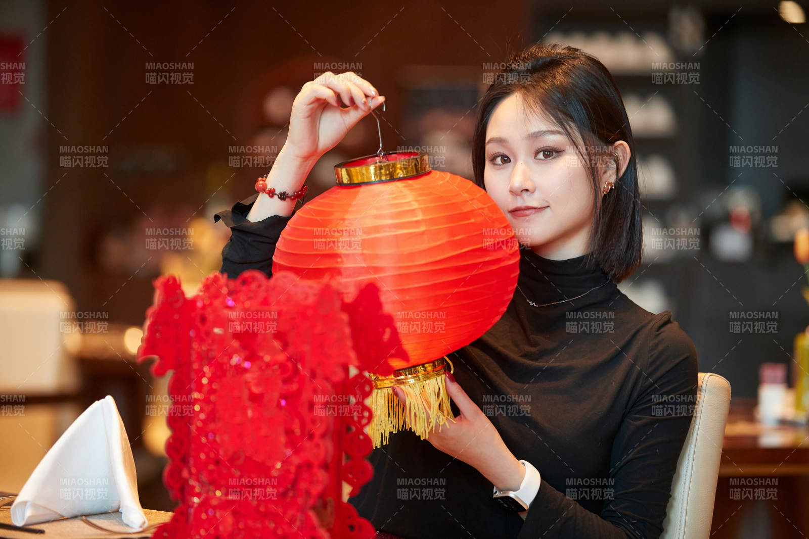 除夕在酒店餐厅庆祝新春的亚洲少女图片