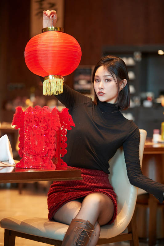 除夕在酒店餐厅庆祝新春的亚洲少女图片