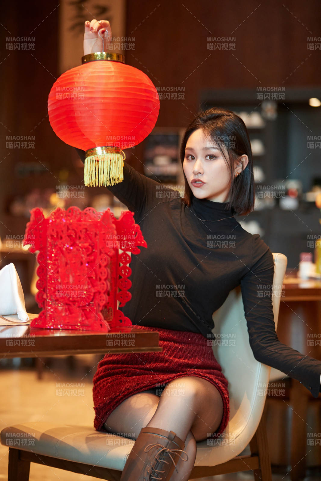 除夕在酒店餐厅庆祝新春的亚洲少女图片