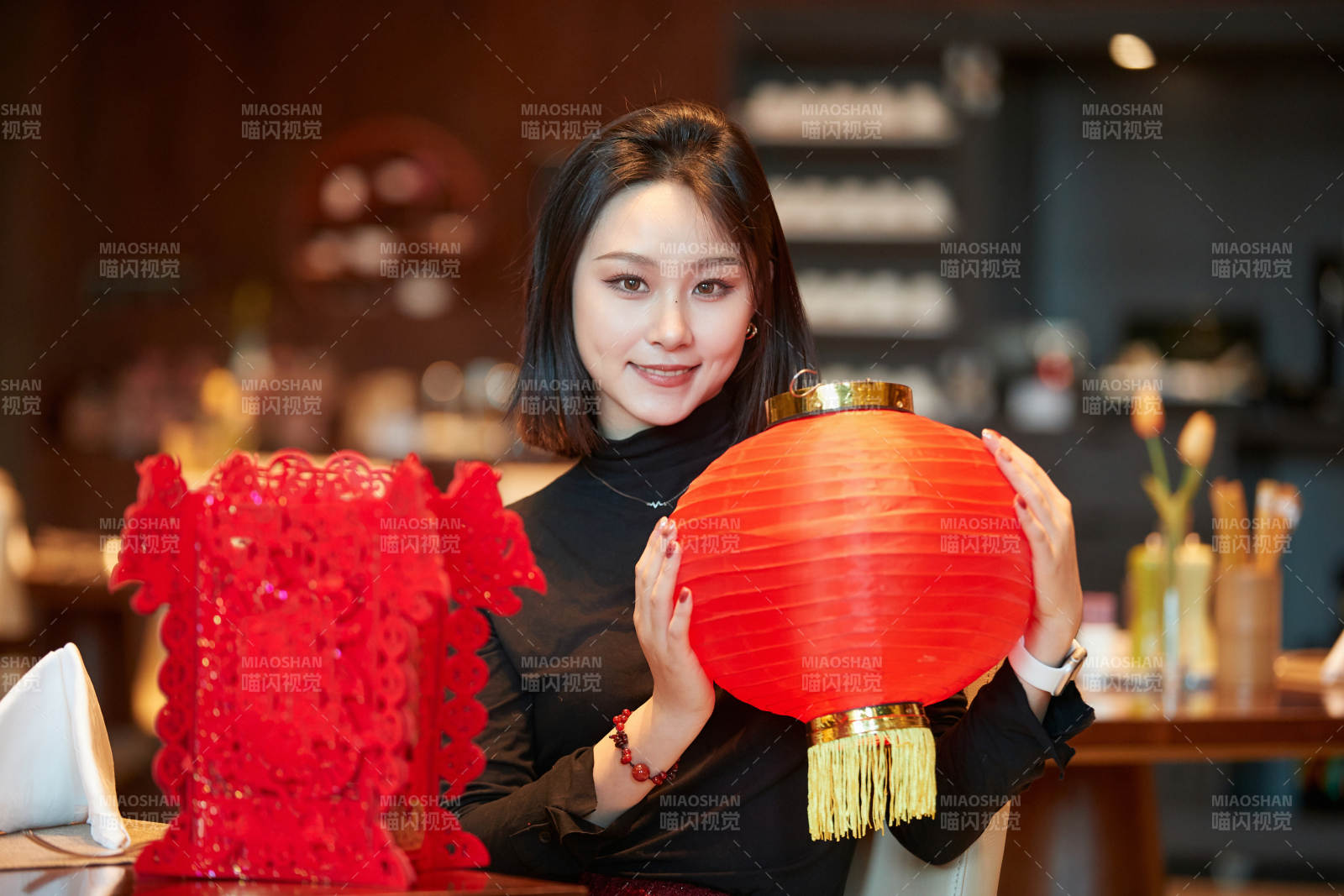 除夕在酒店餐厅庆祝新春的亚洲少女图片