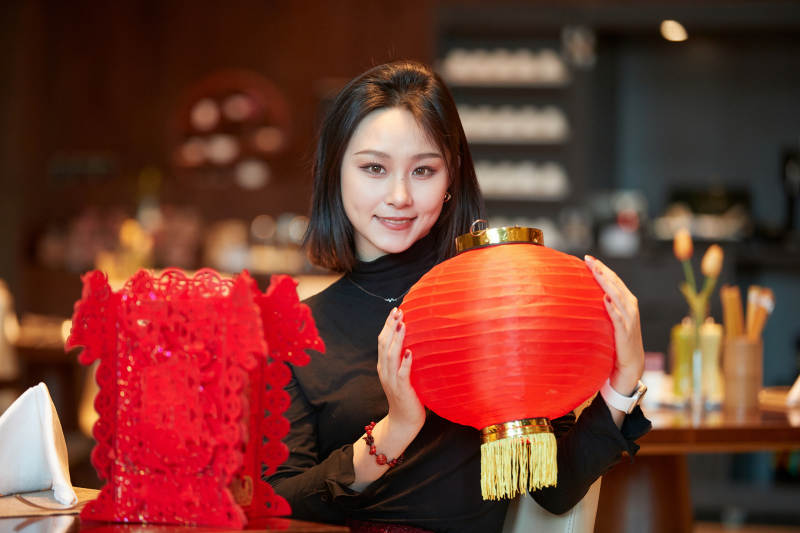 除夕在酒店餐厅庆祝新春的亚洲少女图片