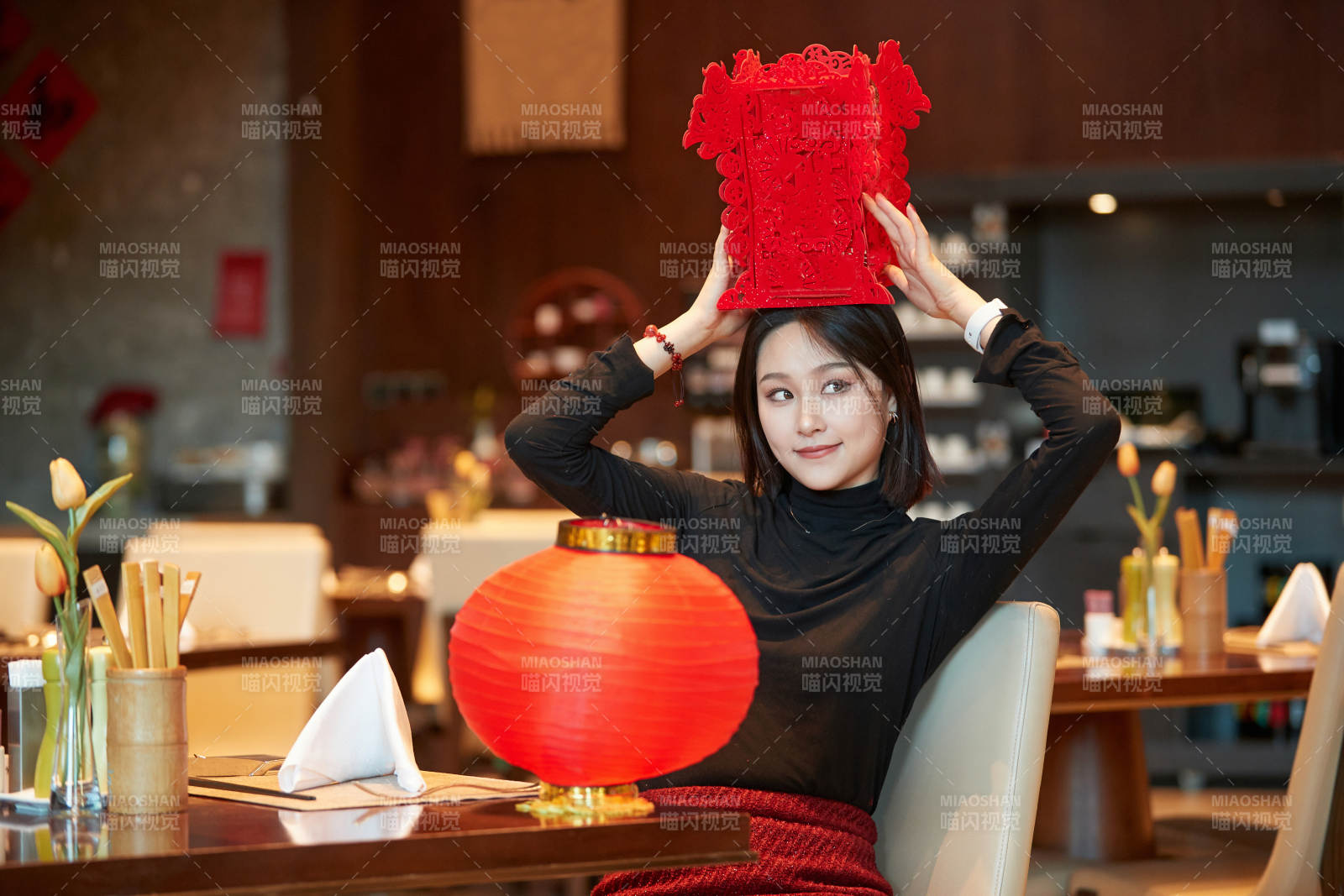 除夕在酒店餐厅庆祝新春的亚洲少女图片